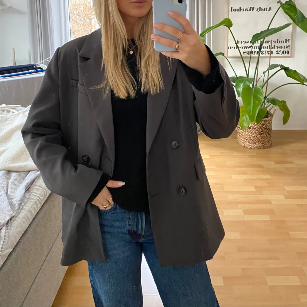 Säljer denna supersnygga blazer från NA-KD i storlek 38. Blazern är oversize i modellen.. Kostymer.