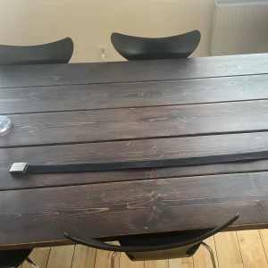 Svart bälte från Carhartt - Säljer ett svart bälte från Carhartt i bra skick. Det är gjort av 100% polyester och har ett stilrent metallspänne med Carhartt-loggan ingraverad. Justerbar storlek så det passar de flesta. Ett måste för garderoben!