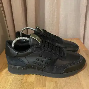 Säljer dessa sköna rockrunners som är köpta för cirka 6500kr || man får med en extra nit || inte original inne sulor || storlek 41,5|| De är i bra skick! Kan gå ner i pris vid snabb affär 😊🤝