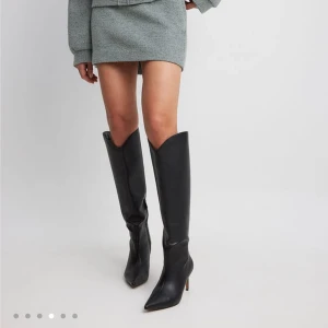 NA-KD x Lojsan Wallin  - Knähöga boots, 9 cm. Helt oanvända❣️slutsålda på hemsidan 