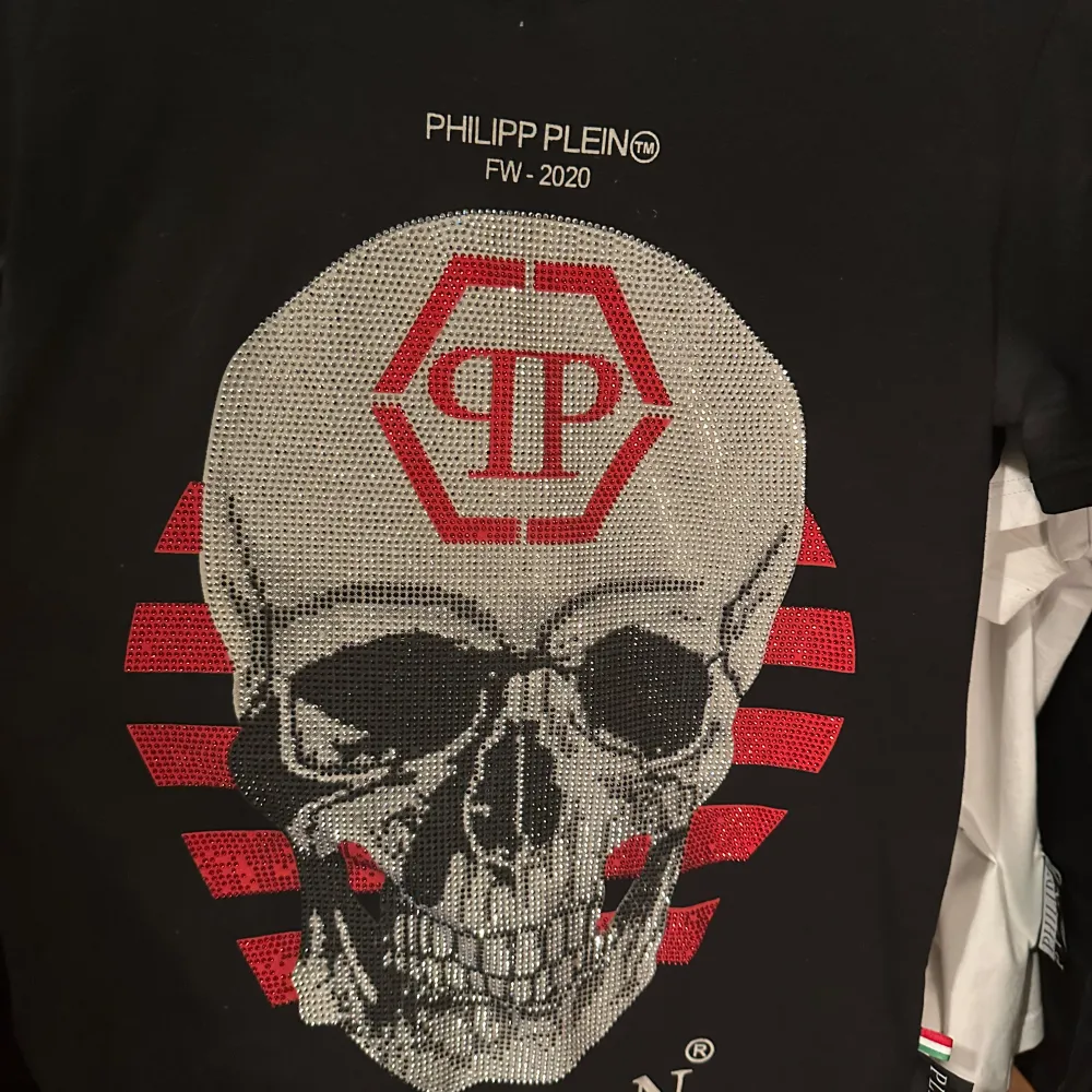 Säljer en svart t-shirt från Philipp Plein med en stor, glittrig dödskalle på framsidan. Säljes då den aldrig används därav t billiga priset. . T-shirts.