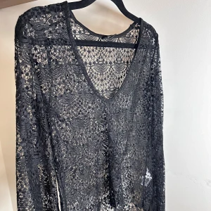 Svart spetsblus - Säljer en elegant svart spetsblus med v-ringning. Perfekt för festliga tillfällen eller en stilfull vardagslook. 😍