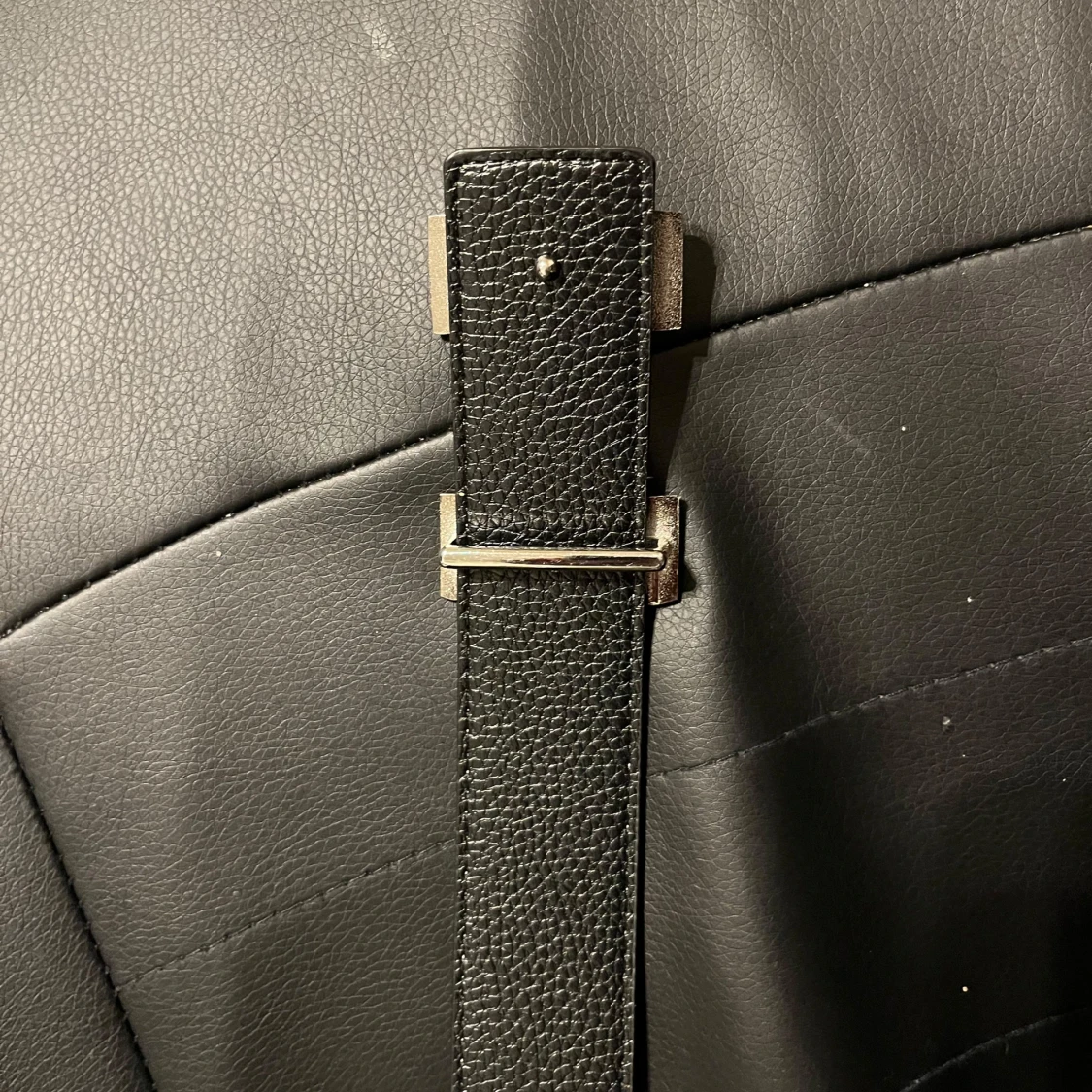 Svart skärp med silverfärgat spänne - 90