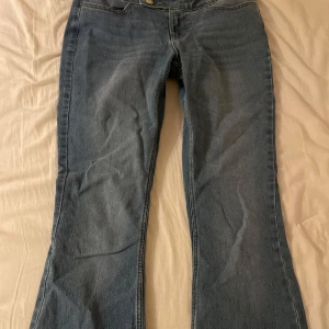 Ljusblå low waist bootcut💗 - Knappt använda så i nyskick💗Skriv för fler bilder eller frågor🫶🏻