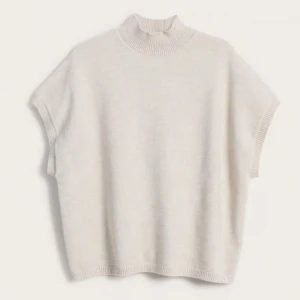 Beige stickad tröja - As snygg beige stickad tröja med korta ärmar och krage. Använd men utan defekter och i bra skick❤️🤗