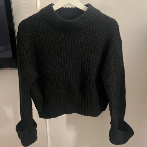 Svart stickad tröja - Använd fåtal gånger så fint skick!