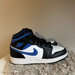 Jordans mid - Använda men fortfarande fina & fräscha, storlek 39