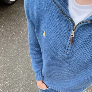 Blå stickad tröja från Ralph Lauren - Säljer en snygg blå stickad tröja från Ralph Lauren.  Storlek M och skulle säga passar mellan 170-180. Den är i bra skicka. Inga hål eller missfärgningar 