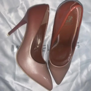 Beige pumps - ✨Snygga beige pumps i syntetmaterial med spetsig tå och medel hög klack.✨Perfekt för en utekväll eller andra tillfällen. De har en elegant och stilren design som passar till många olika outfits🤗. Pris går alltid att diskuteras!!