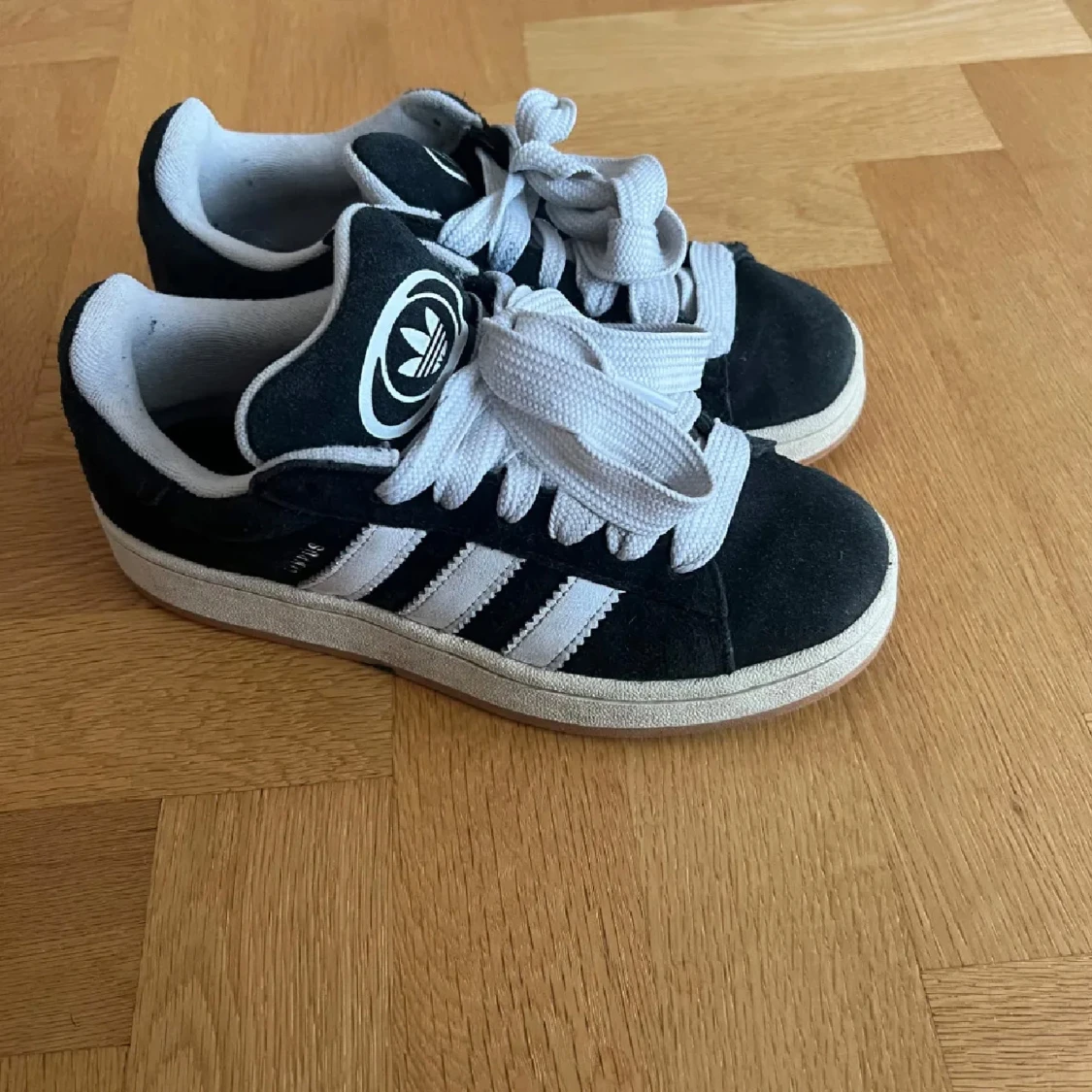 Svarta Adidas campus  - 90