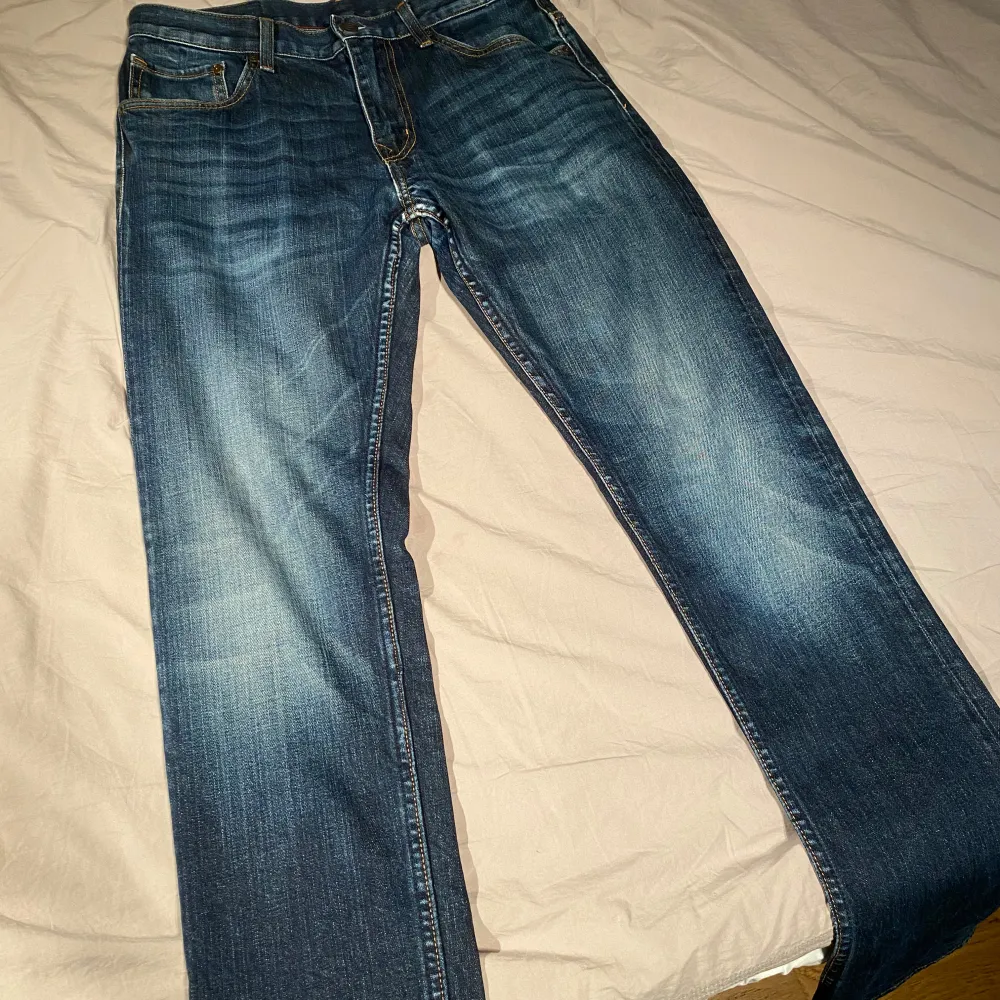 Säljer dessa feta jeans ifråm crocker. Storlek W31 L32. Det är slim jeans i ett väldigt bra skick. Det ända är lite slitningar vid hälen men det är lite och syns knappt. Annars väldigt feta. Har du några frågor är det bara att höra av sig!😁😁😁. Jeans & Byxor.