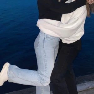 Ljusblå jeans - Ljusblå vida jeans från Lager 157 i modellen Boulevard, kommer i fint skicka