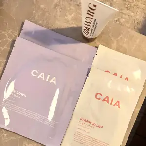 Säljer två olika sheet masks från CAIA: 'Calm Down' i lila för avslappning och 'Stress Relief' i beige för stresslindring. Perfekta för en spa-kväll hemma! Dessutom en brun utan sol från IDA WARG med återfuktande egenskaper. Allt är oöppnat och i nyskick.