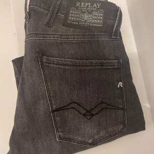 Tja nu säljer jag mina helt nya replay anbass slum fit jeans på grund av att de var för stora för mig. Storleken är w27 L30. Hör av dig vid funderingar och pris kan diskuteras!