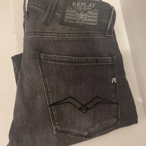 Replay jeans  - Tja nu säljer jag mina helt nya replay anbass slum fit jeans på grund av att de var för stora för mig. Storleken är w27 L30. Hör av dig vid funderingar och pris kan diskuteras!