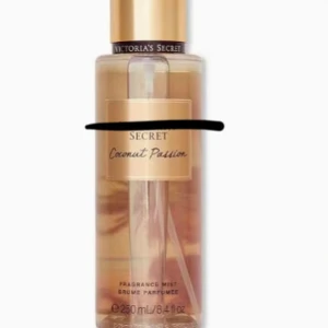 Victorias secret coconut passion body mist💘 - Säljer min Victorias secret coconut passion body mist då jag tröttnat på doften. På bilden syns hur mycket som finns kvar. Köpte online för 300 men säljer för 149 kr💘 den luktar vanilj och kokos