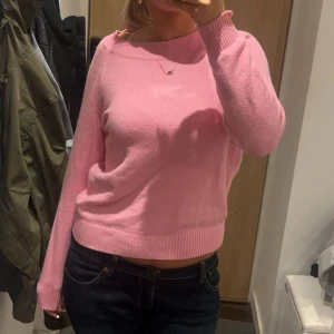 Rosa stickad tröja - Säljer en superfin rosa stickad tröja i mycket bra skick. Den har en normal passform och långa ärmar, perfekt för både vår och höst. Tröjan är mjuk och bekväm, idealisk för en avslappnad stil. Passar perfekt till jeans eller kjol!