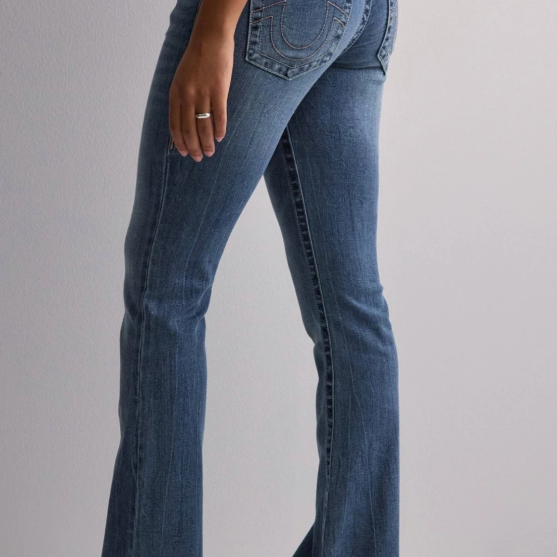 Blå jeans med bootcut