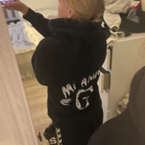 Populär Mi Amor hoodie - Säljer min svarta hoodie från Mira Paris med coolt 'Mi Amor'-tryck på ryggen. Helt oanvänd tyvärr så försöker sälja den, köpt för 1250kr på zalando. Stolek M 