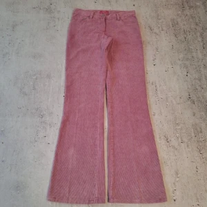 Bootcut Manchesterbyxor  - Ett par snygga manchesterbyxor i rosa som är i toppenskick! Lågmidjade med snygga fickor samt utsvängda där nere som säljs pga att de tyvärr har blivit för små. Skriv gärna om ni har några frågor!!