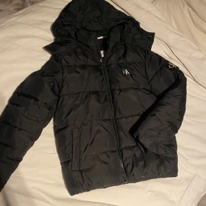 CK vinterjacka - Tja säljer denna CK jackan i storlek S. Använd sparsamt därav inga defekter. Pris:1199kr. Ord pris ca 3000kr. Skriv vid eventuella frågor och funderingar. 