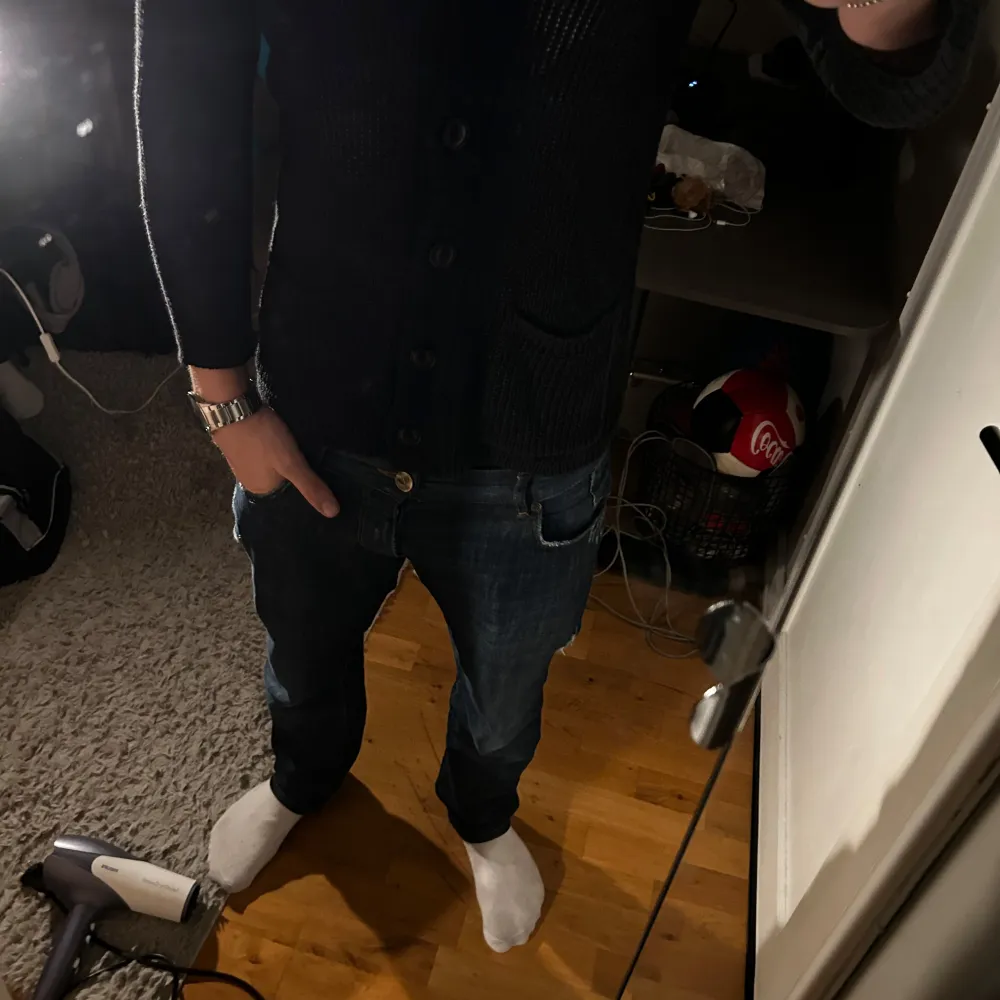 ASFET Ralph Lauren DENIM SUPPLY Cardigan. XS men sitter som S Perfekt till vintern. Stilig, avslappnad och perfekt till att kolla Kalle anka med familjen eller träffa sin livskärlek. Säljer den då jag rensar ur garderoben. Priset är ej hugget i sten. . Tröjor & Koftor.