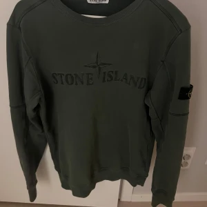 Grön tröja från Stone Island - Säljer en snygg grön tröja från Stone Island.Tröjan är i mycket bra skick! Storlek 170 men passar S