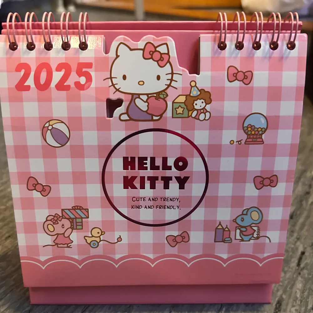 Söt skrivbordskalender med Hello Kitty-motiv. Mått: 15 x 15 cm. Ny!. Övrigt.