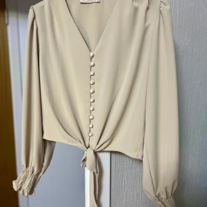 Blus  - Knappt använd 