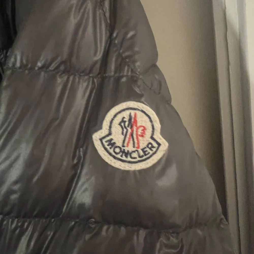 Moncler acorus size 4! Bra skick men en litet hål under vänster armen, syns knappt när man har på sig den. . Jackor.