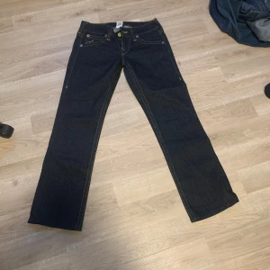 Mörkblå jeans från True Religion - Säljer ett par snygga mörkblå jeans från True Religion i storlek 29. Skit low waisted.
