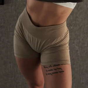 Shorts från NVGTN - Säljer ett par snygga beige/bruna shorts från NVGTN. Formar sig väldigt bra och är super sköna att ha på sig, mjuka och stretchiga✨ I fint skick, storlek M 