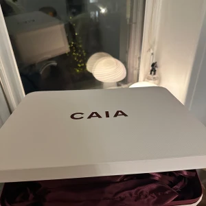 Caia Kalender - Caia kalender julkalender adventskalender.  Två luckor snackas: - 21. HOLIDAY GLAM DUO EYE PENCIL - 17. DISCO FEVER EYE SHADOW PALETTE  Hämtas i Uppsala eller skickas spårbart! 