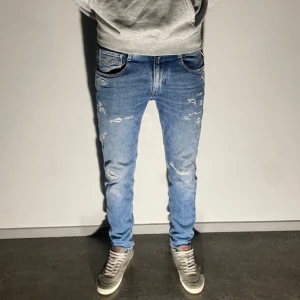 Blå Replay Anbass - Blå Replay Anbass jeans med slitningar