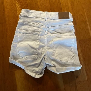 Shorts  - Vita shorts från Gina tricot som är för små för mig🥰 köparen står för frakten 