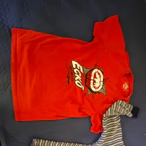 Eckö tee  - Eckö united tee köpt i kanarieöarna från butik. Storlek S passar även M lika bra. Jesse pinkman type shi💯 Pris ej hugget i sten
