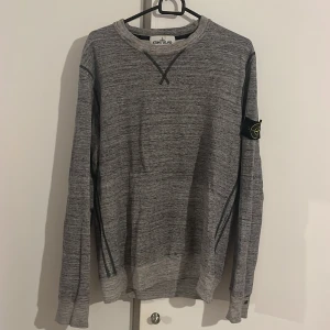 Grå tröja från Stone Island - Clean stone island tröja som är i bra skick, används inte därför sp säljs den!