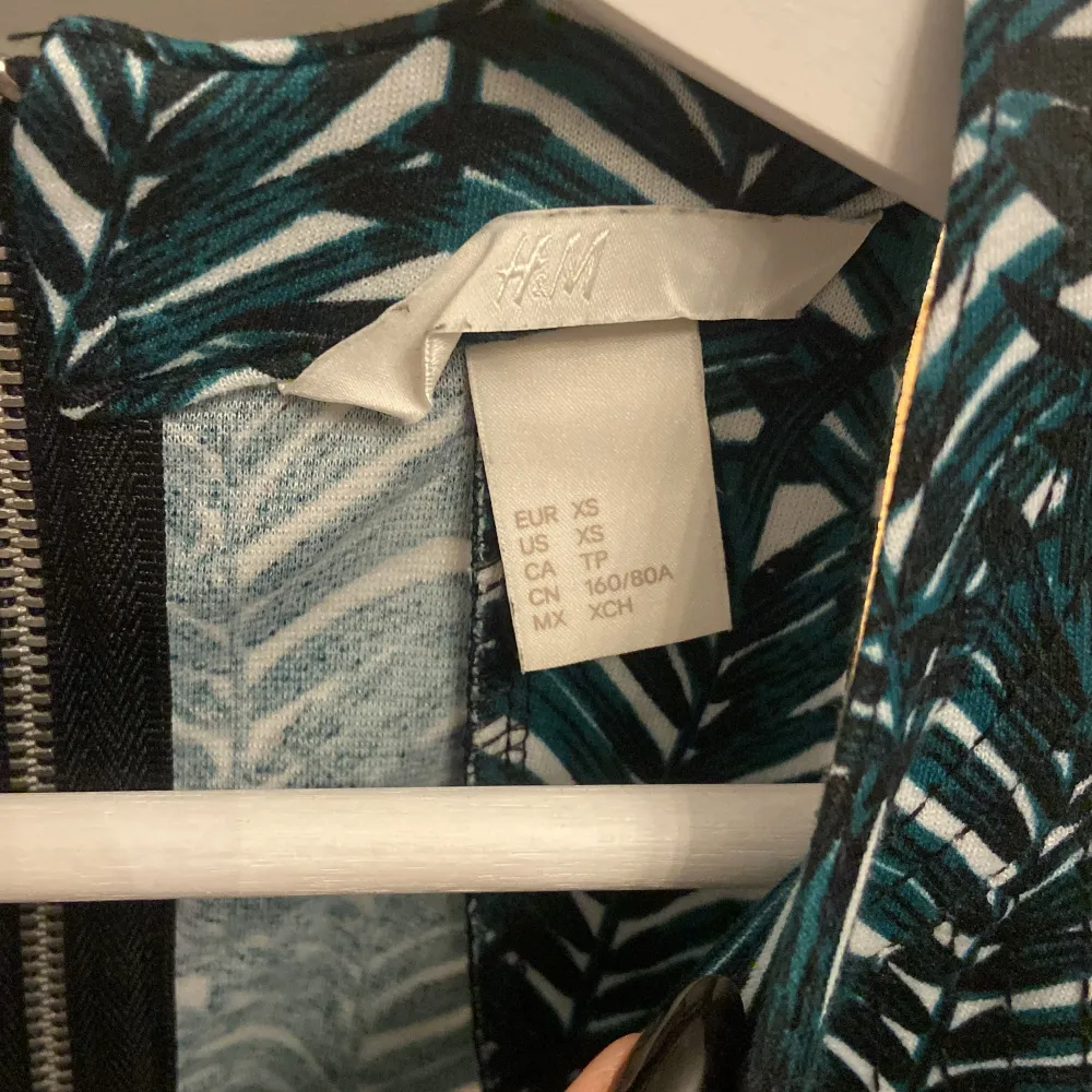 Snygg mönstrad klänning från H&M. Klänningen har en dragkedja i ryggen och är ärmlös, perfekt för både vardag och fest. Den är i mycket bra skick och passar bra till vår och sommar. Den är i stl XS men passar även S. Mekot.