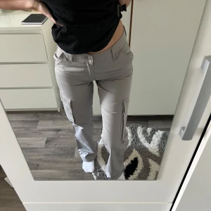 Grå cargobyxor - Säljer ett par jätte fina grå cargobyxor i storlek 32. De har en låg midja och flera praktiska fickor, byxorna kommer tyvärr inte till användning. Storlek 32 men passar även mig som är 34 beror på hur man vill dom ska sitta på en. Med prislapp kvar. Från Gina tricot. 