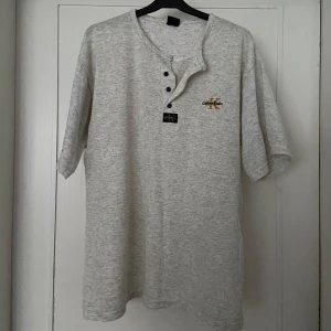 Vintage Calvin Klein tröja  - En vintage Calvin Klein tröja med tryck framtill o knappar 💥Riktigt vintage, väldigt 90s! Storlek L uppskattar jag till, men passar M också om man vill ha oversize. I fint skick, kan ha nån noppor så säljer billigt därför. Men oavsett så riktigt fin! 