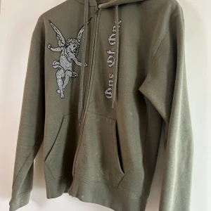 One Of One Hoodie - Oliv-grön One of One Hoodie som inte går att få tag på längre. Den är använd men inte jätteanvänd. Storlek är Small men skulle även säga att en Medium får på sig den utan problem.  