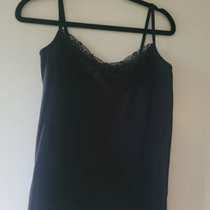 Linne Spets stl.M Svart - Fint svart linne med superfinn spets. Stl.M Använd ett fåtal gånger, fint skick, inget slitage. Köpt är köpt, inga byten. Återkom med frågor eller fler bilder. Prisförslag.