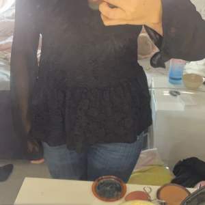 Spets Blus gina - Säljer fin blus från Gina då den aldrig har gått till användning den är i jätte bra skick har,de är som en kofta på ryggen och man kan ha de åt båda hållen skriv på dm om ni är intresserade.🩷