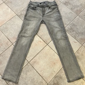 Gråa Bandit jeans - Gråa bandit jeans. Bra skick. Storlek 34