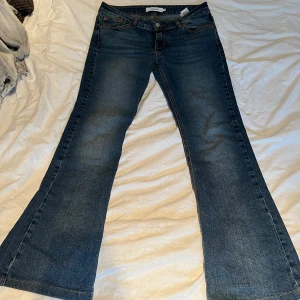Lågmidjade utsvängda jeans från JunkYard - Säljer dessa jätte snygga utsvängda och lågmidjade jeans från junkyard i storlek M😍. Jeansen är uppsydda av skräddare så de passar längd 160-167 cm (jag är 165 cm lång). På bild 4 ser ni en defekt, en liten lagning som knappt syns😇