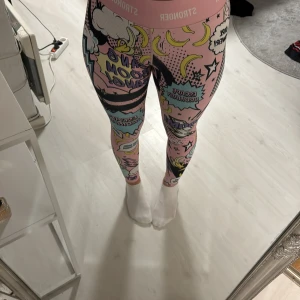 Träningskläder  - Säljer detta super sköna och fina träningasätt från Stronger. S på både byxa och sporttopp