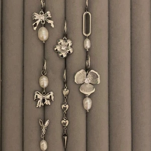 Örhängen  - Swipea för pris ❤️ frakt 18kr. Kommer i par