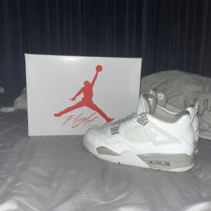 Jordan 4 oreo  - Säljer mina sköna Jordans. Lite smutsiga men det är bara att tvätta, annars bra skick