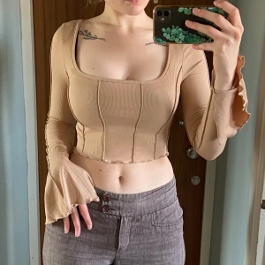 Tröja - Jättefin tröja, skön och stretchig! Endast använd en gång. Har en liten reva i armen och en minimal under bröstet, se sista bilden.