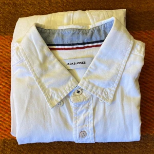Skjorta - Jack & Jones - Storlek M, passar S och M  Skick 9/10   Väldigt fin men börjat bli för liten